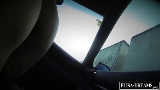 Flashing truckers while sucking a guy in his car Красивая проститутка снялась на шоссе и делает минет клиенту в машине Порно sex