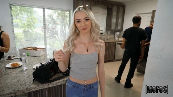 LetsPostit/Mofos - Cecelia Taylor, Luna Luxe - Sound Girl Gets Fucked