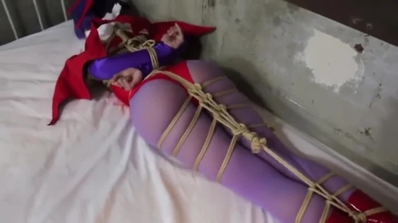 Cosplay Lilith bondage