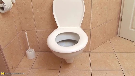 Mature Toilet Sluts - Поход в туалет для рыжей сучки закончился жёстким поревом
